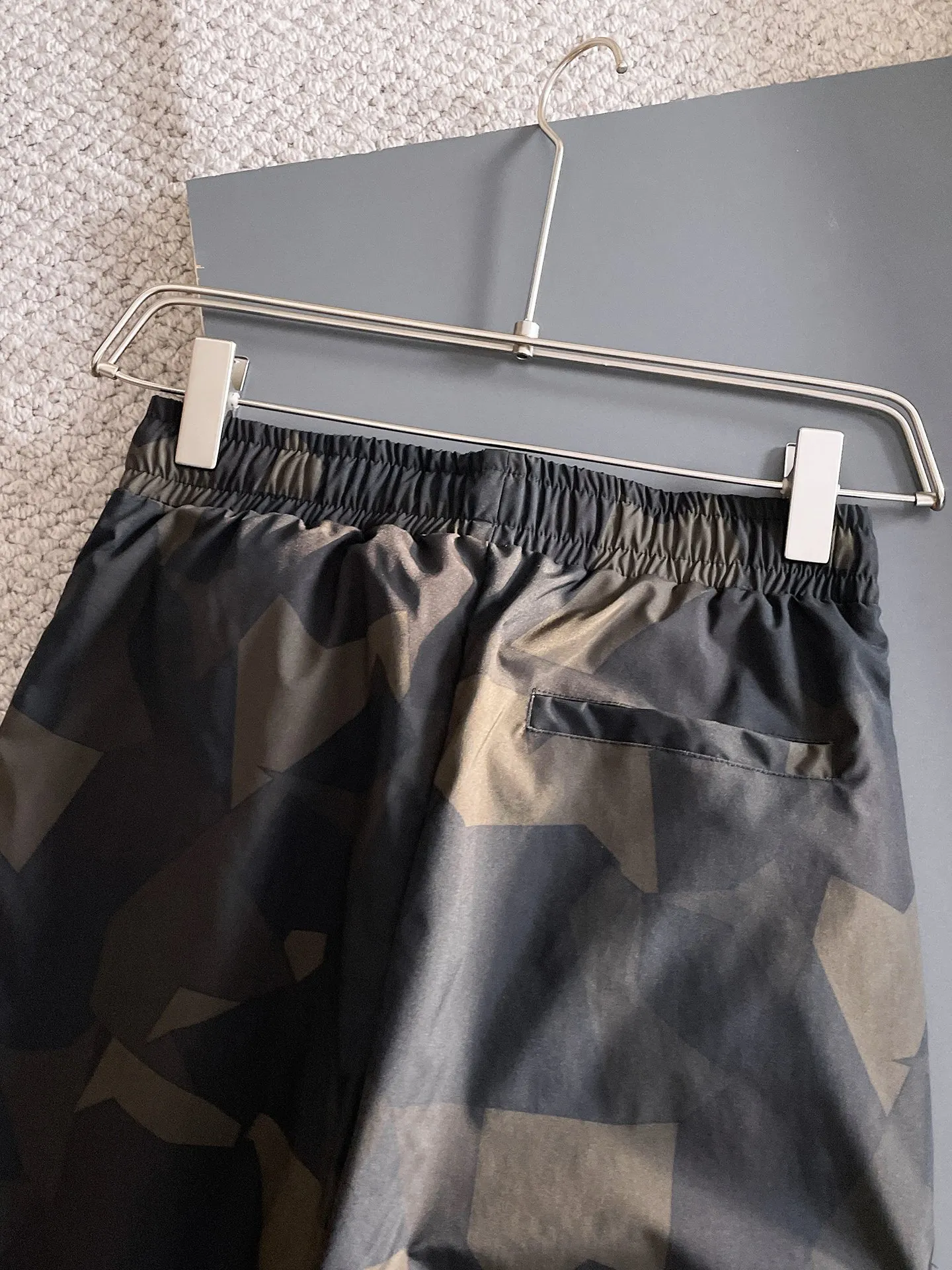 P490 Big Goose 25ss new autumn and winter thickened warm down pants are here🔥A must-have for winter, outdoor windproof, temperature-locking and warm. Made of professional-grade outdoor windproof, waterproof and breathable fabric. Lining is 90% white duck down filling. Lightweight design. Lightweight and warm. Seamless gluing process on the inside. Made of light and bold-proof velvet fabric to effectively prevent velvet running. Original hardware accessories. Classic logo matching. Simple and versatile. The upper body is stylish and not bulky. The style is the same for men and women! Size: M-3XL.